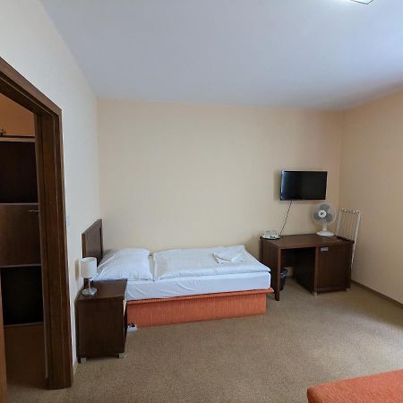 Garni Hotel Cosmopolitan Сенец Экстерьер фото