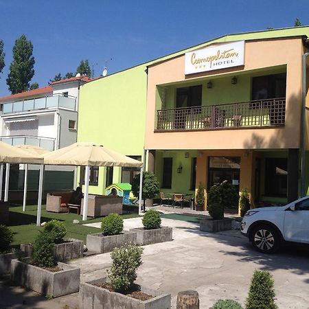 Garni Hotel Cosmopolitan Сенец Экстерьер фото