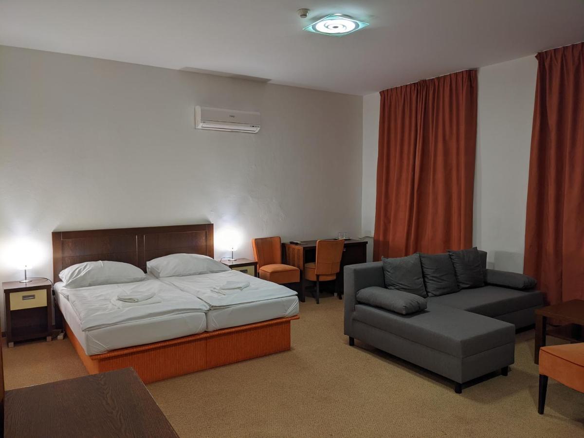 Garni Hotel Cosmopolitan Сенец Экстерьер фото