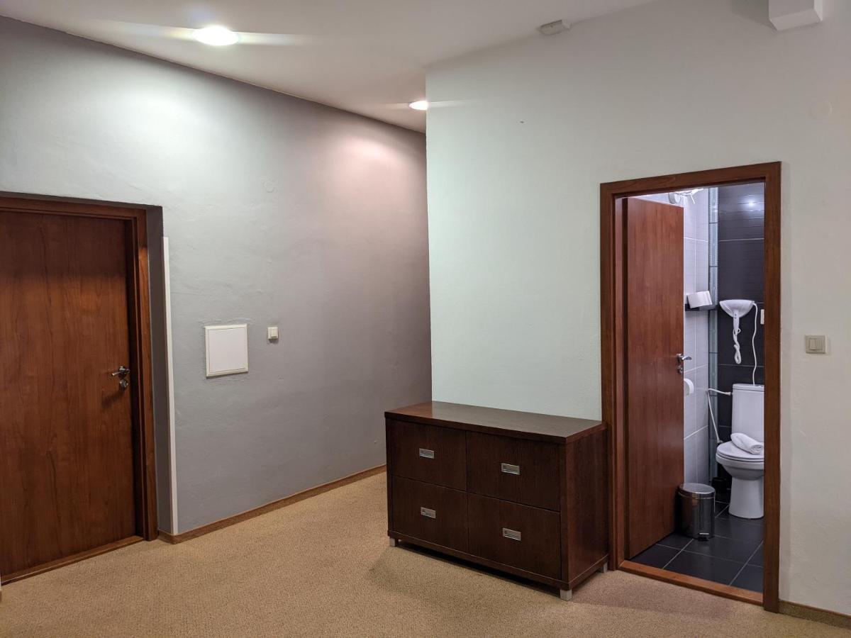 Garni Hotel Cosmopolitan Сенец Экстерьер фото