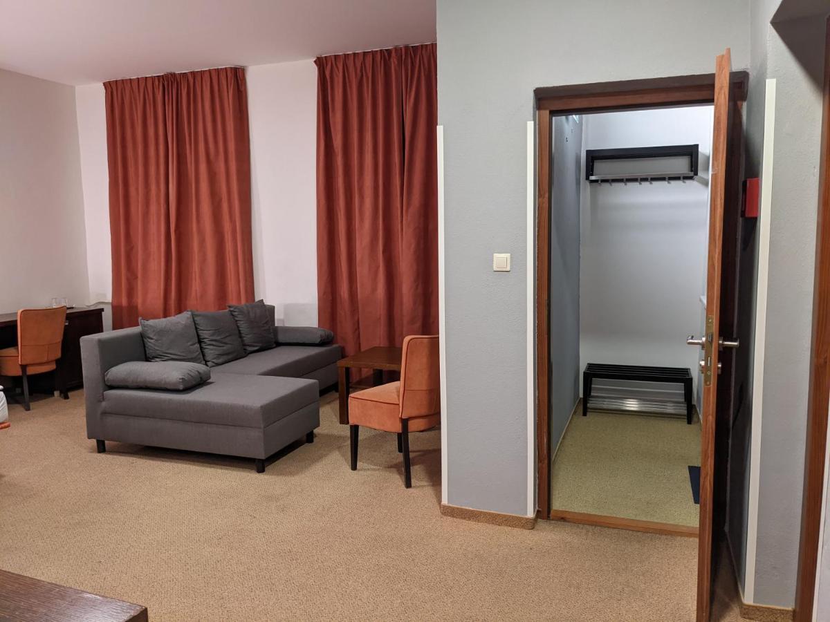 Garni Hotel Cosmopolitan Сенец Экстерьер фото