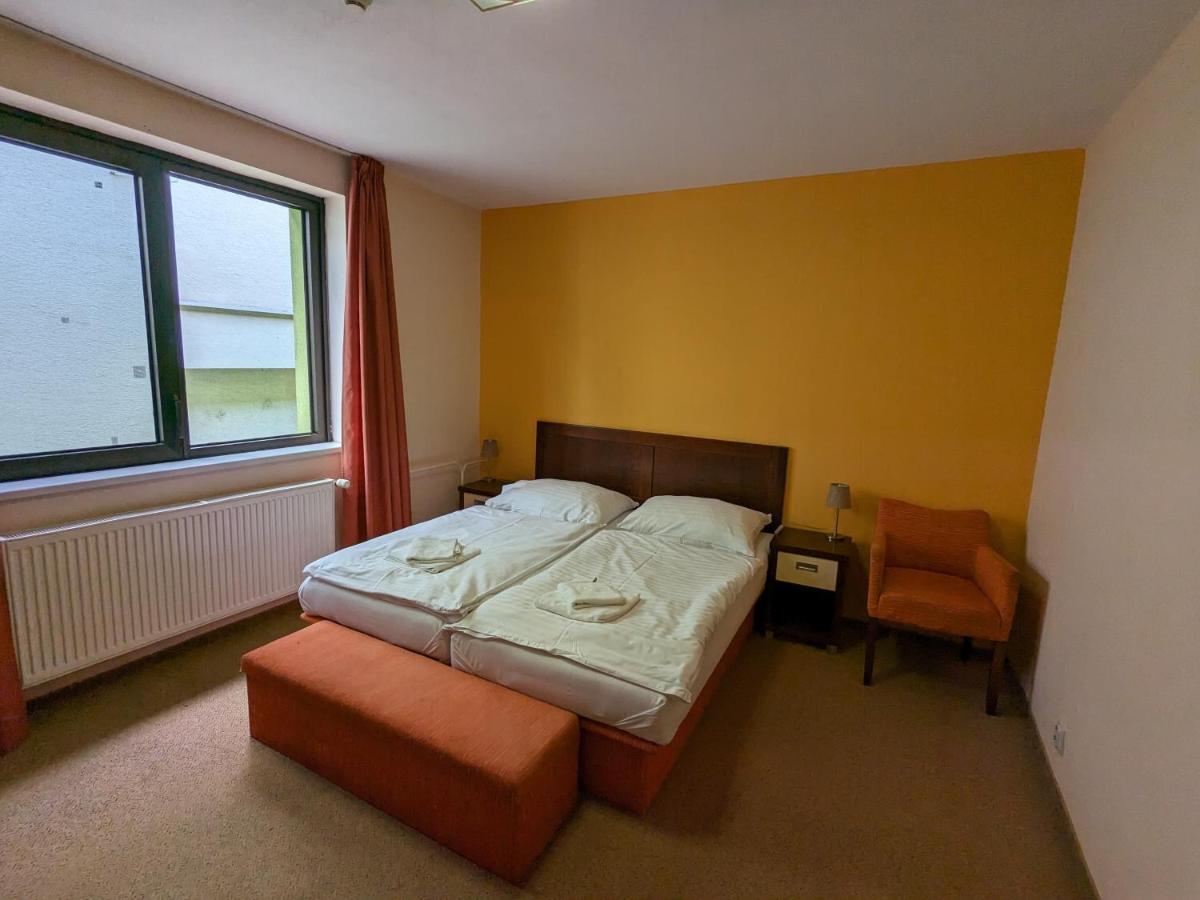Garni Hotel Cosmopolitan Сенец Экстерьер фото