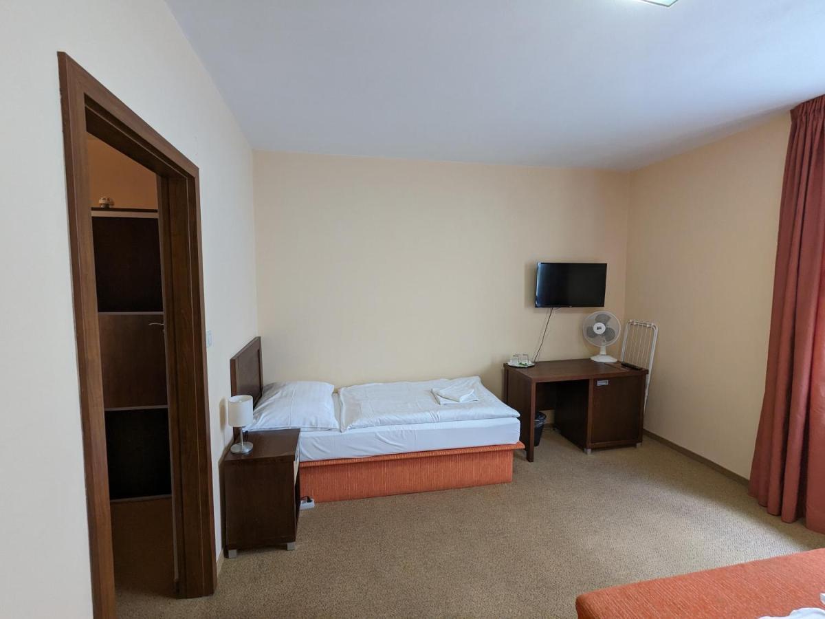 Garni Hotel Cosmopolitan Сенец Экстерьер фото