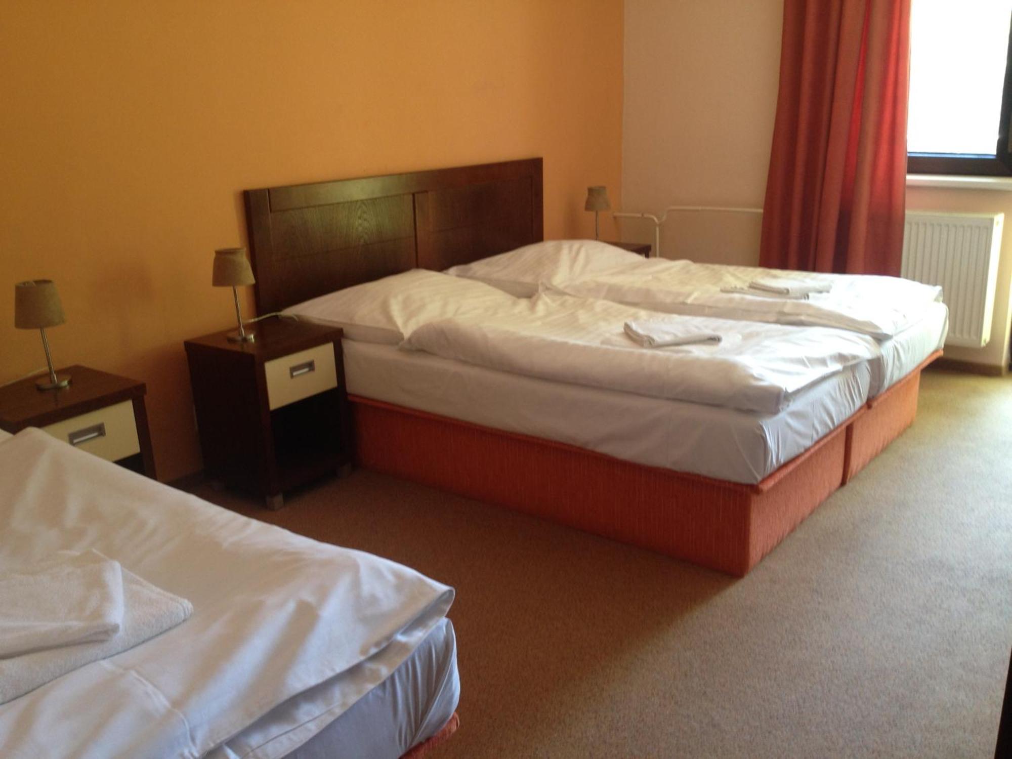Garni Hotel Cosmopolitan Сенец Номер фото
