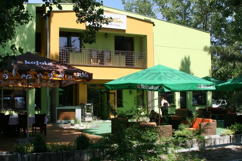 Garni Hotel Cosmopolitan Сенец Экстерьер фото