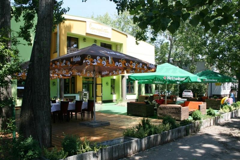 Garni Hotel Cosmopolitan Сенец Экстерьер фото