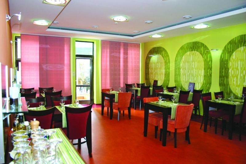 Garni Hotel Cosmopolitan Сенец Экстерьер фото