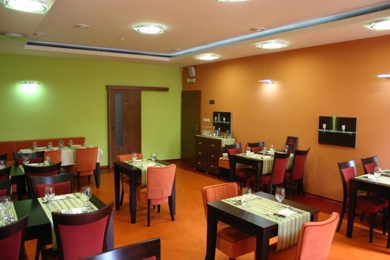 Garni Hotel Cosmopolitan Сенец Экстерьер фото