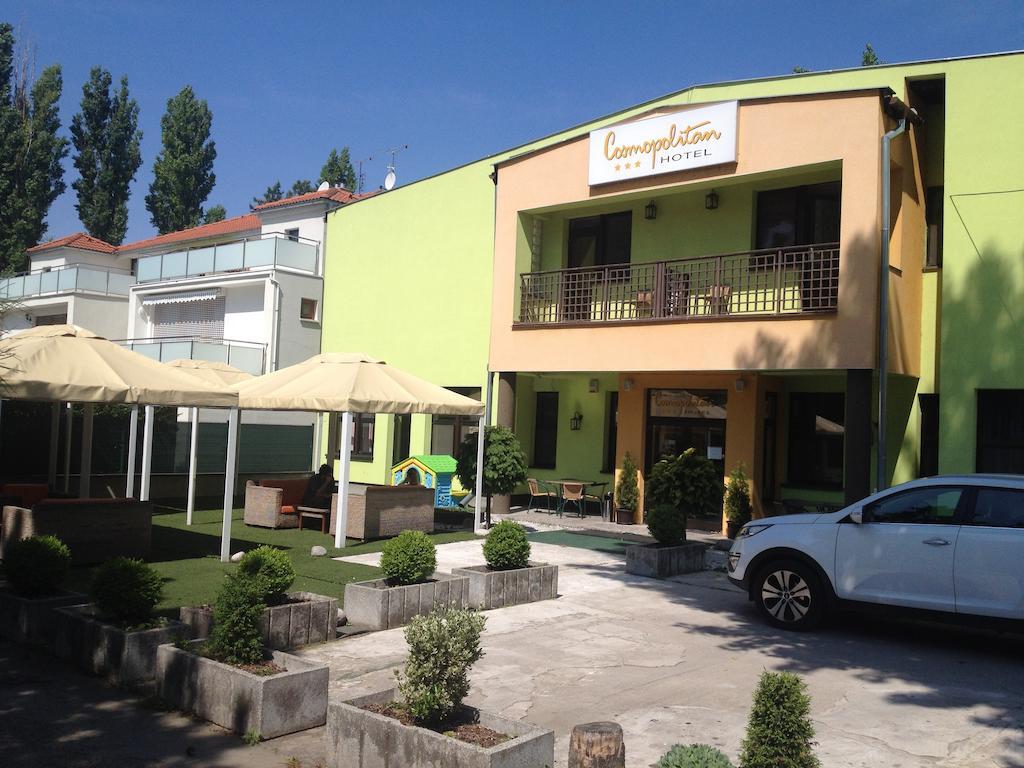 Garni Hotel Cosmopolitan Сенец Экстерьер фото