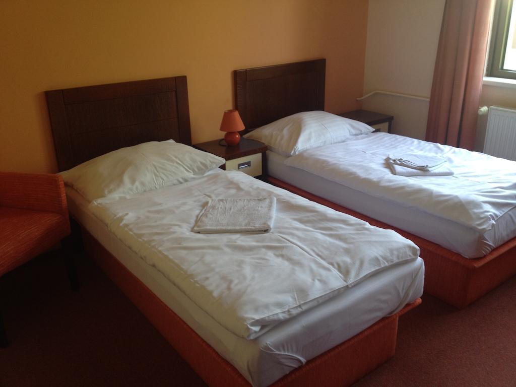 Garni Hotel Cosmopolitan Сенец Номер фото