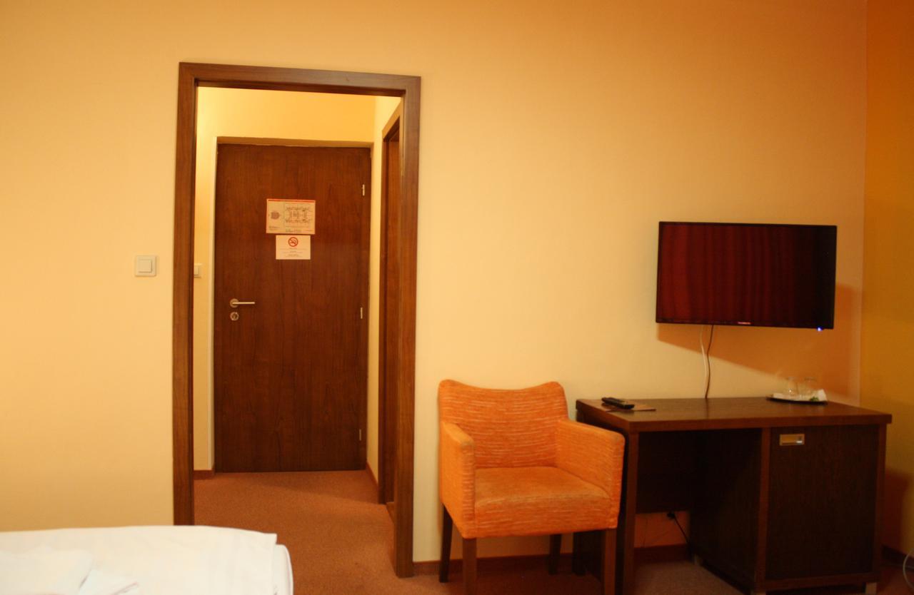 Garni Hotel Cosmopolitan Сенец Экстерьер фото