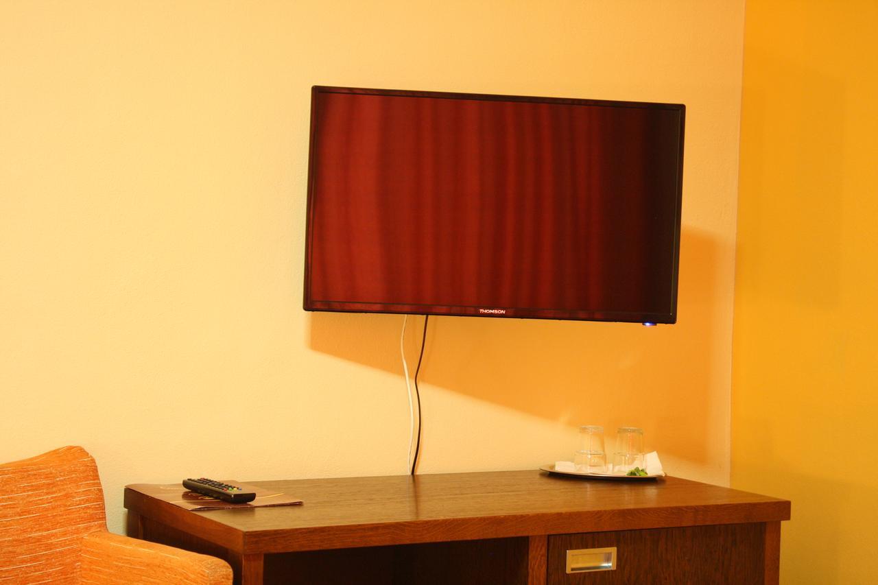 Garni Hotel Cosmopolitan Сенец Экстерьер фото