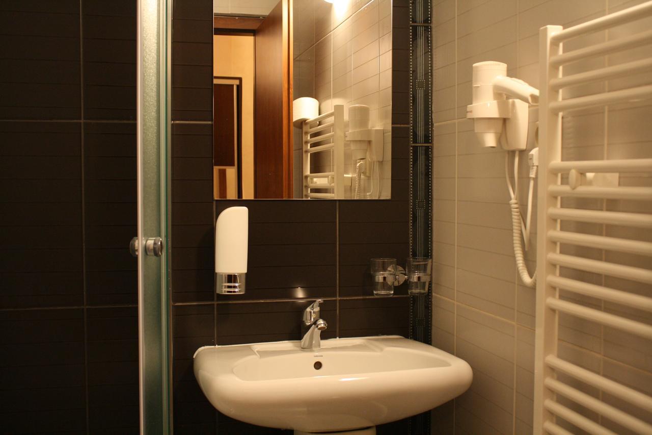 Garni Hotel Cosmopolitan Сенец Экстерьер фото