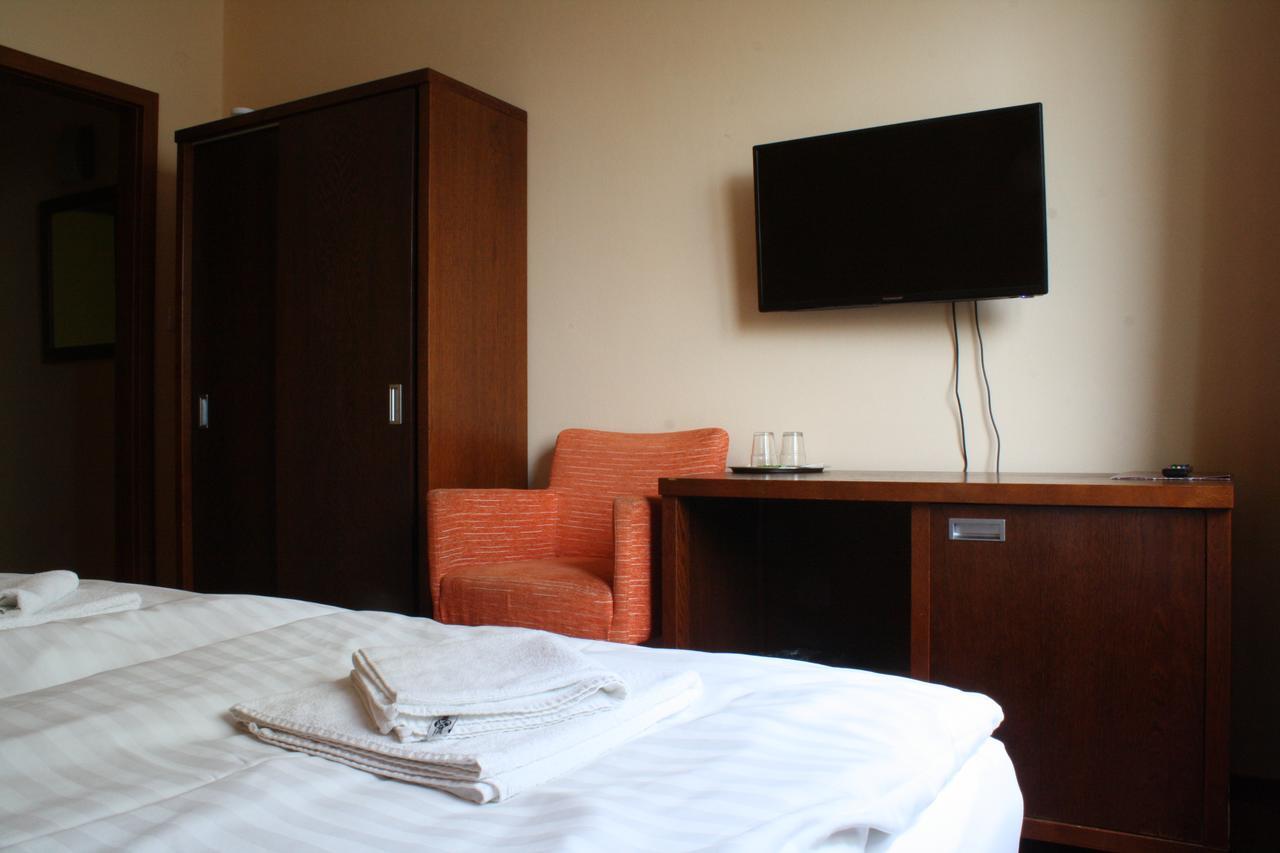 Garni Hotel Cosmopolitan Сенец Экстерьер фото