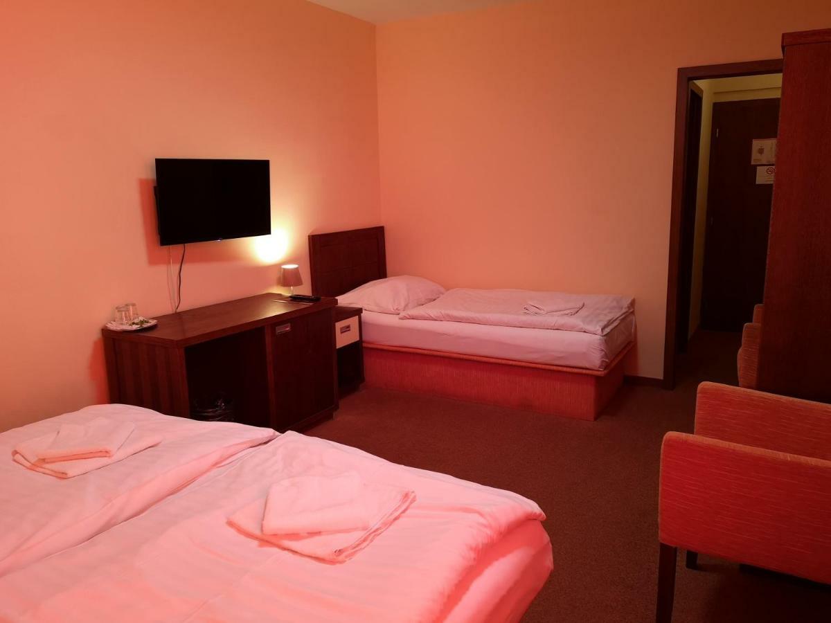 Garni Hotel Cosmopolitan Сенец Экстерьер фото