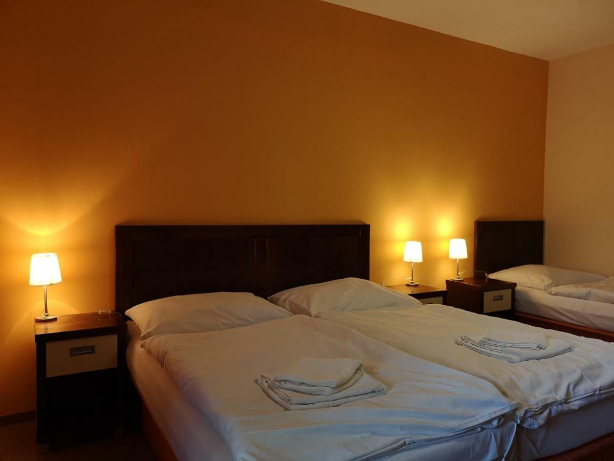 Garni Hotel Cosmopolitan Сенец Экстерьер фото
