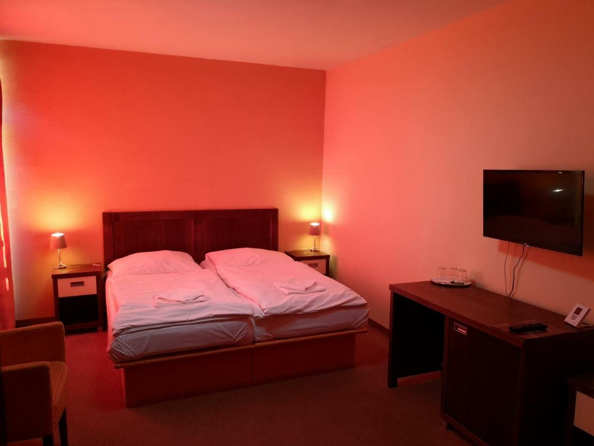 Garni Hotel Cosmopolitan Сенец Экстерьер фото