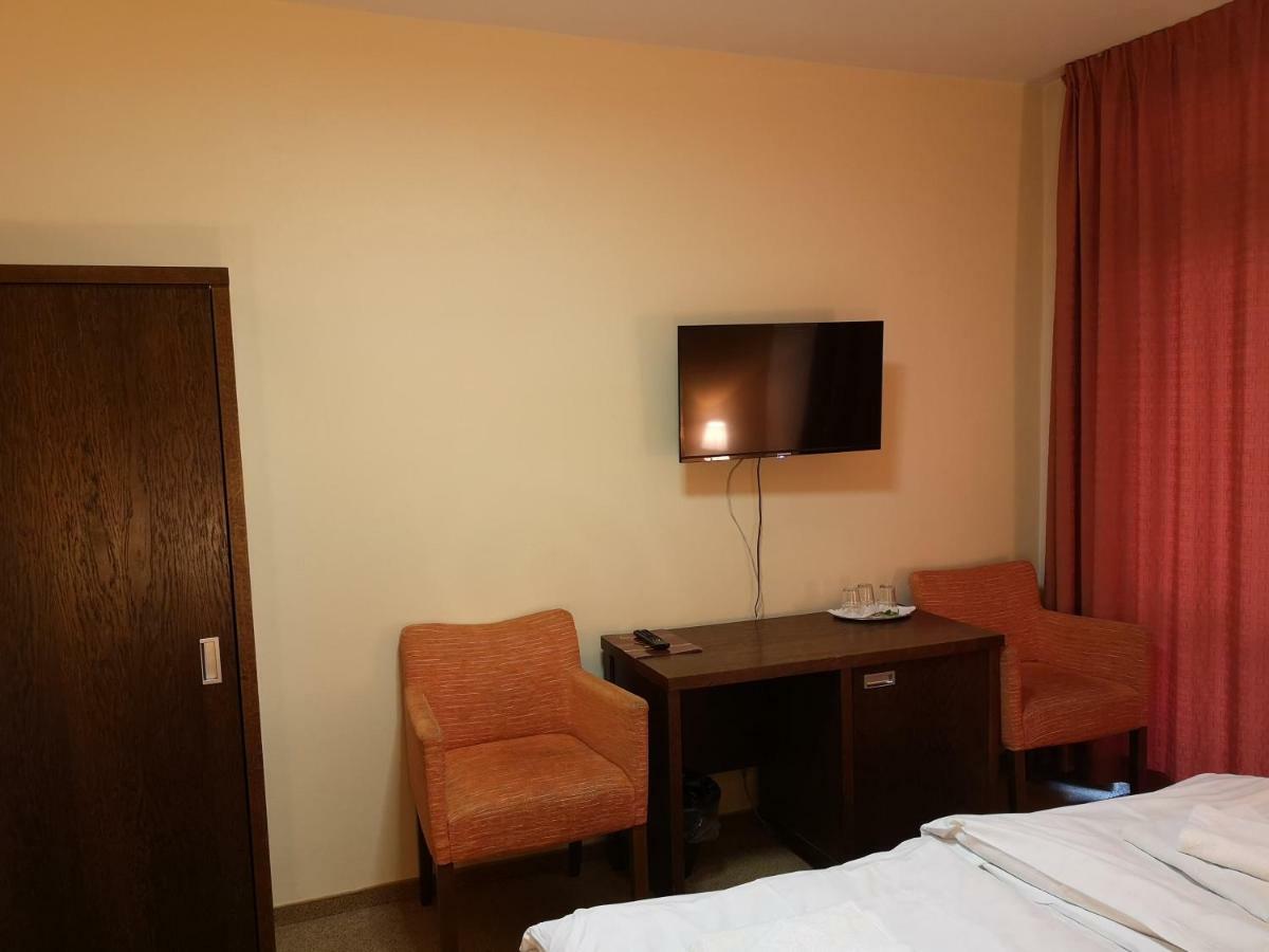 Garni Hotel Cosmopolitan Сенец Экстерьер фото